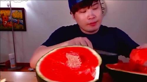 黑皮学妹吃瓜,黑皮学妹的瓜田奇遇记