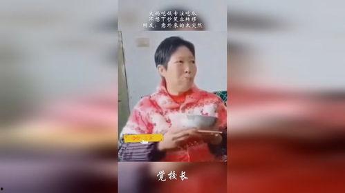 大妈吃瓜画面,揭秘街头热议瞬间