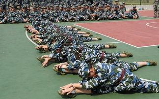 军训舞蹈肩带吃瓜,一场别开生面的“吃瓜”事件