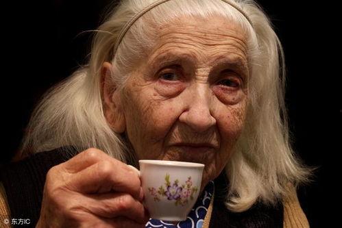 吃瓜老太婆图片,趣味横生的市井生活剪影