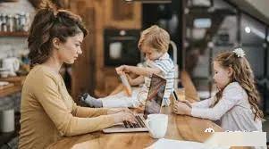 拿瓜给同事吃,拿瓜与同事共享的温馨时光