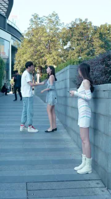 路边情侣吵架路人吃瓜,路人围观成“吃瓜群众”现场