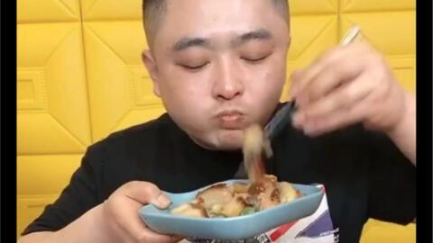 十一酱龙哥吃瓜