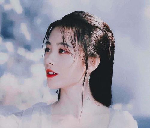 夜摊吃瓜的美女,美女生动演绎市井风情