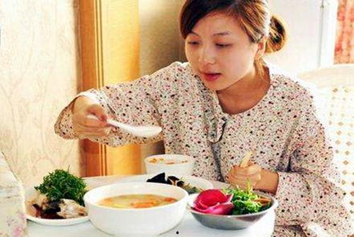 妈妈吃瓜在家里吃直播间,直播间见证温馨家庭时光