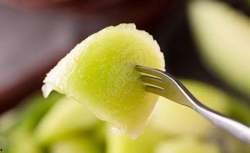 猪吃蜜瓜,猪儿乐享蜜瓜盛宴