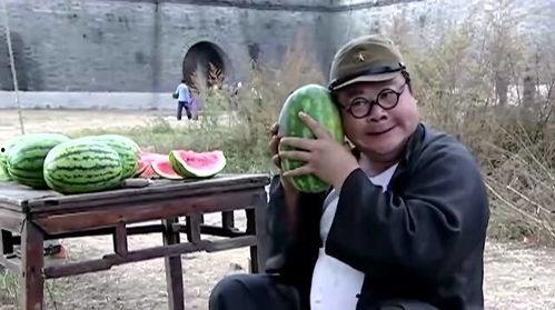 大爷卖瓜混混吃瓜不给钱