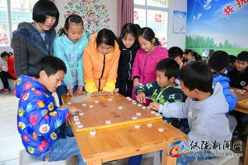小孩吃瓜下象棋,小孩的夏日趣味时光
