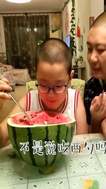 拿瓜给爸爸吃,传承父爱的拿瓜时刻